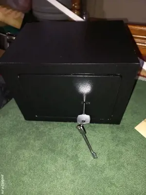 Seif metalic cu 2chei,nou, sigilat,negru, trimit