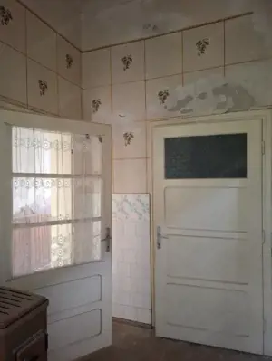 Casa din caramida pentru renovat  3 camere in Nadlac - imagine 12