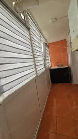 Apartament de vânzare - 3 camere  - imagine 2