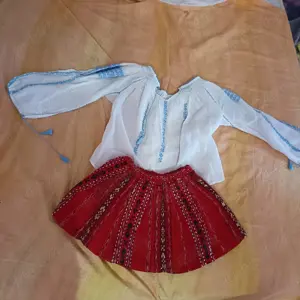 Vând costum național pentru fetite de 3-4 ani