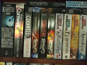 Vand carti romana, engleza Karin Slaughter, Patricia Cornwell, Stephen King etc - imagine 4