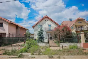 Casă / Vilă cu 4 camere de închiriat, în Nojorid