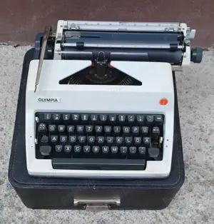 Mașina de scris portabila Olympia cu geantă de transport 