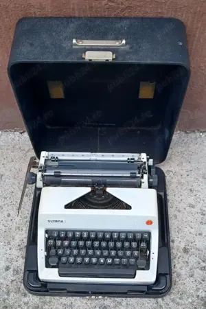 Mașina de scris portabila Olympia cu geantă de transport  - imagine 2