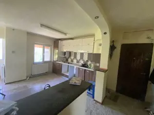 Apartament de 77mp , 3 camere decomandat et.2/4  langa Biserica mica ,Filiasi