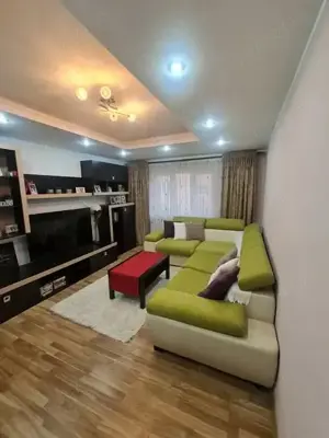 Apartament cu trei camere, zona Bradet