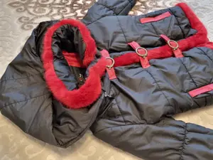 Geaca M dama, scurta neagra cu blanita rosie, gluga