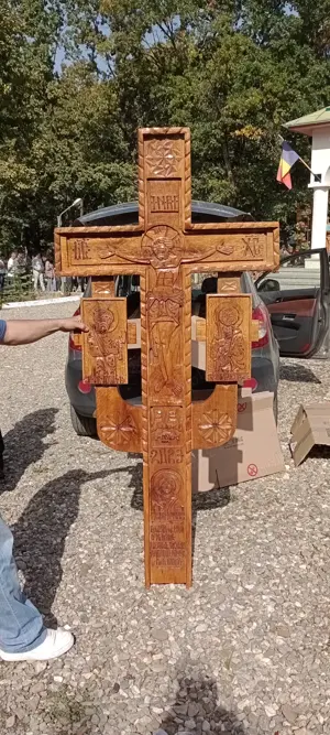 Troița sculptata manual pe lemn de stejar masiv 