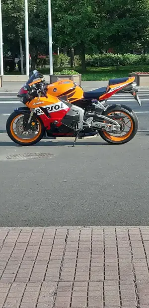 Moto Honda cbr rr repsol 600 cc - imagine 2 Moto Honda cbr rr repsol 600 cc - imagine 2