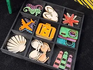 Lot 35 pandantive de lemn, cufar si masuta lucru