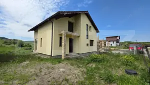 Casă spațioasă de vânzare, cu 4 camere, 150 mp, Bistrita, zona Sigmir