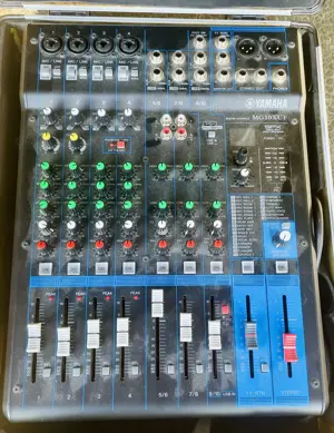 Vând Mixer analog Yamaha