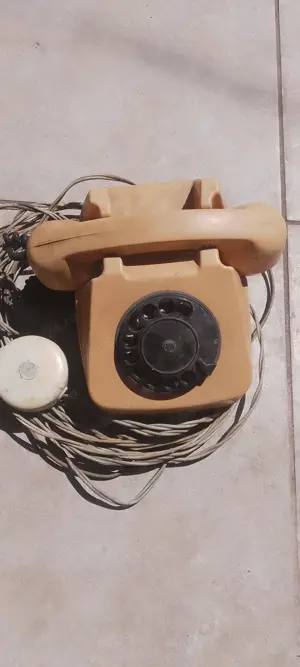 Vând două telefoane vechi folosite 