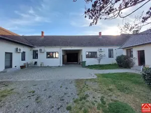 Casa mare, cu teren generos, pentru locuit sau afacere, in Santana