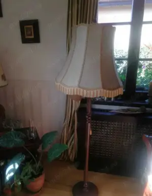 Vând veioza cu picior și abajur