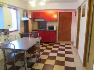 Vand 2 camere decomandat in vila la curte - imagine 3