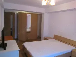 Vand 2 camere decomandat in vila la curte - imagine 5