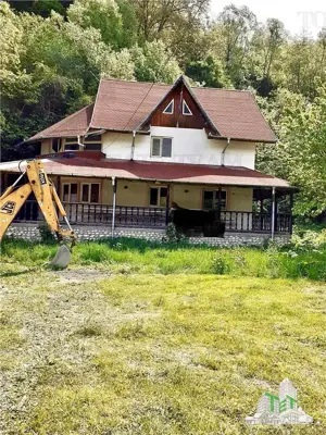 VIla 5 camere + casa rustica 4 camere, teren 5699 mp, ideal pentru investie turistica zona Rucar