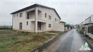 Casa de vanzare cu perete individual - Intimitate si confort garantate!