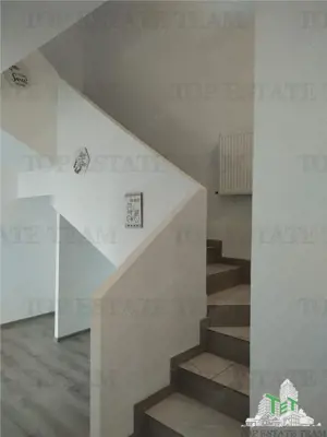 Vila individuala cu 5 camere,  2 terase, 4 locuri de parcare,350mp teren imprejmuit si toate utilita - imagine 2