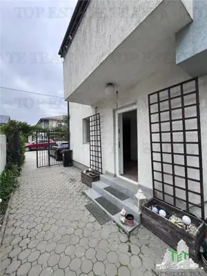 Vila moderna cuplata,curte individuala cu 5 camere , 3 bai , Living , terasa,mobilat si utilat, 2 lo