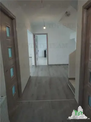 Vila individuala cu 5 camere,  2 terase, 4 locuri de parcare,350mp teren imprejmuit si toate utilita - imagine 5
