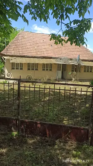 Teren intravilan  de vânzare cu casa bătrâneasca