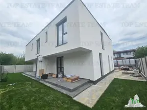 Duplex 4 camere panouri solare pompa caldura in Giulesti