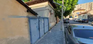 Vand urgent casa la curte  - langa statia de metrou Piata Muncii !!!