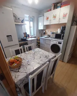 Vând apartament 3 camere decomandat 