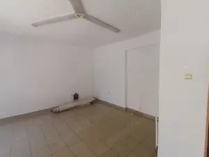 De vanzarr camera cu intrare din strada