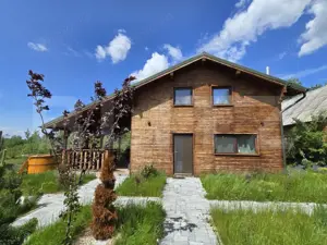 Cabană lemn cu 4 dormitoare, 120mp, teren intravilan de 1250mp
