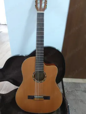 Vind chitară electro clasică.