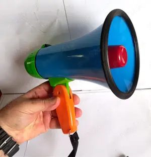 Megafon multicolor cu mâner pliabil, funcțional (50 - 40 lei)