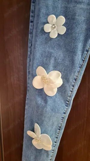 Pantaloni de blugi cu aplicații 