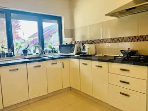 Duplex complet mobilat, cu grădină spațioasă în Dumbravita – gata de mutat! - imagine 2