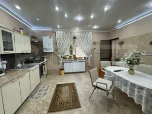 Vila de vanzare, cu 9 camere, 360 mp, zona Orăștie