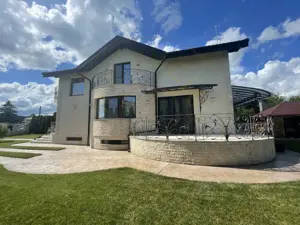 Cornu de Jos  Doua  case moderne, crama la subsol, prosumator