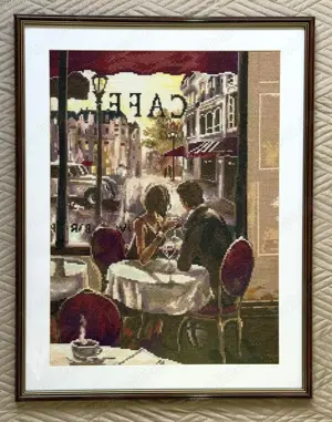 Vand goblen mare, inramat, unicat, cusut manual: cuplu romantic la cafenea (handmade, hand-stitched)