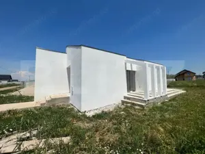 Casa pe parter cu un design deosebit, zona nordica / Simnicul de Jos