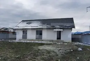 Casă de Vânzare cu 3 camere  în Cartierul Izvor, Tărlungeni