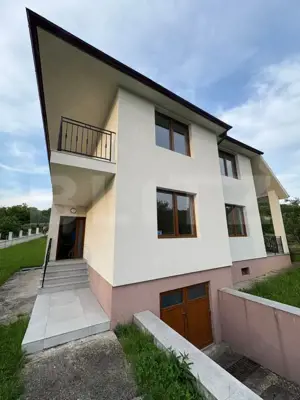 Casa de vanzare, cu 4 camere, 180 mp 1300mp teren Valea Ghinzii