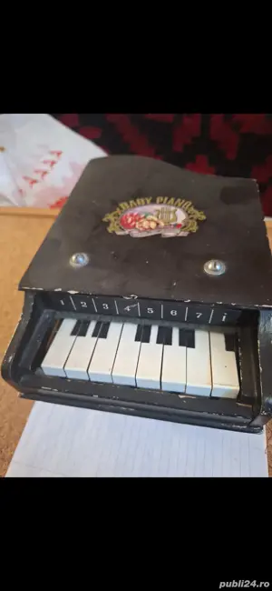 Baby piano vintage
