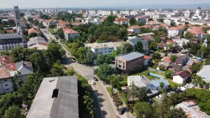 Monument Istoric Teatru langa Liceul Cuza - imagine 3