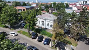 Monument Istoric Teatru langa Liceul Cuza