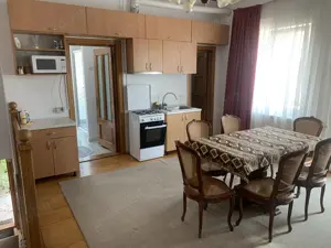 Proprietar, inchiriez apartament cu 3 camere, 2 bai, etaj I vila, str. Victor Hugo