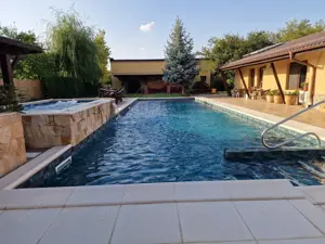 Vilă cu parc, piscină, jacuzzi și foișor, panouri fotovoltaice - imagine 2