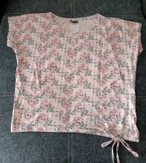 Tricou roz cu flori - marime M