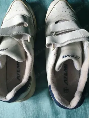 Vând adidasi din piele