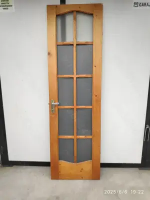 Ușa din lemn de brad și sticlă, cu cheie